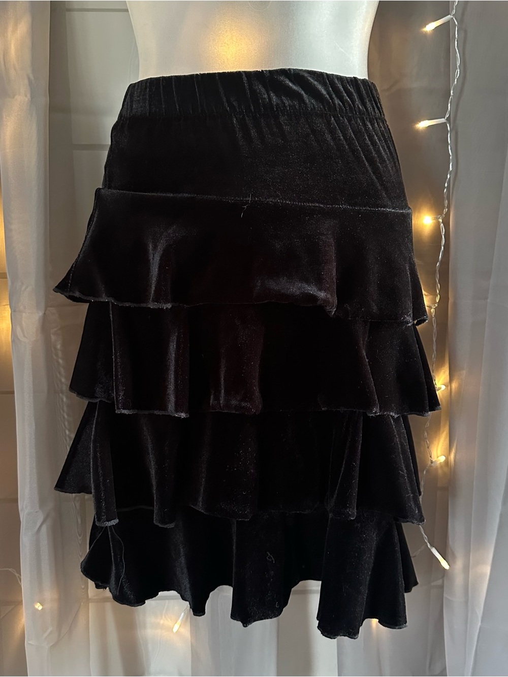 Girls Y2K MaryKate & Ashley black velvet ruffle skirt 4/5